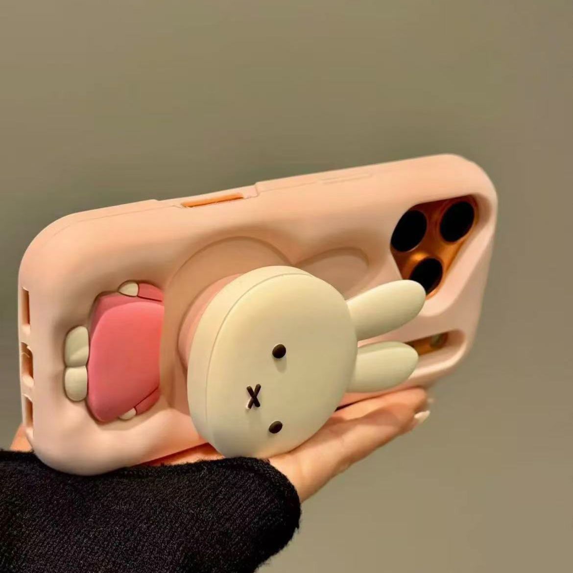 Mobile Tech Accessories - جراب هاتف ثلاثي الأبعاد بتصميم ميفي